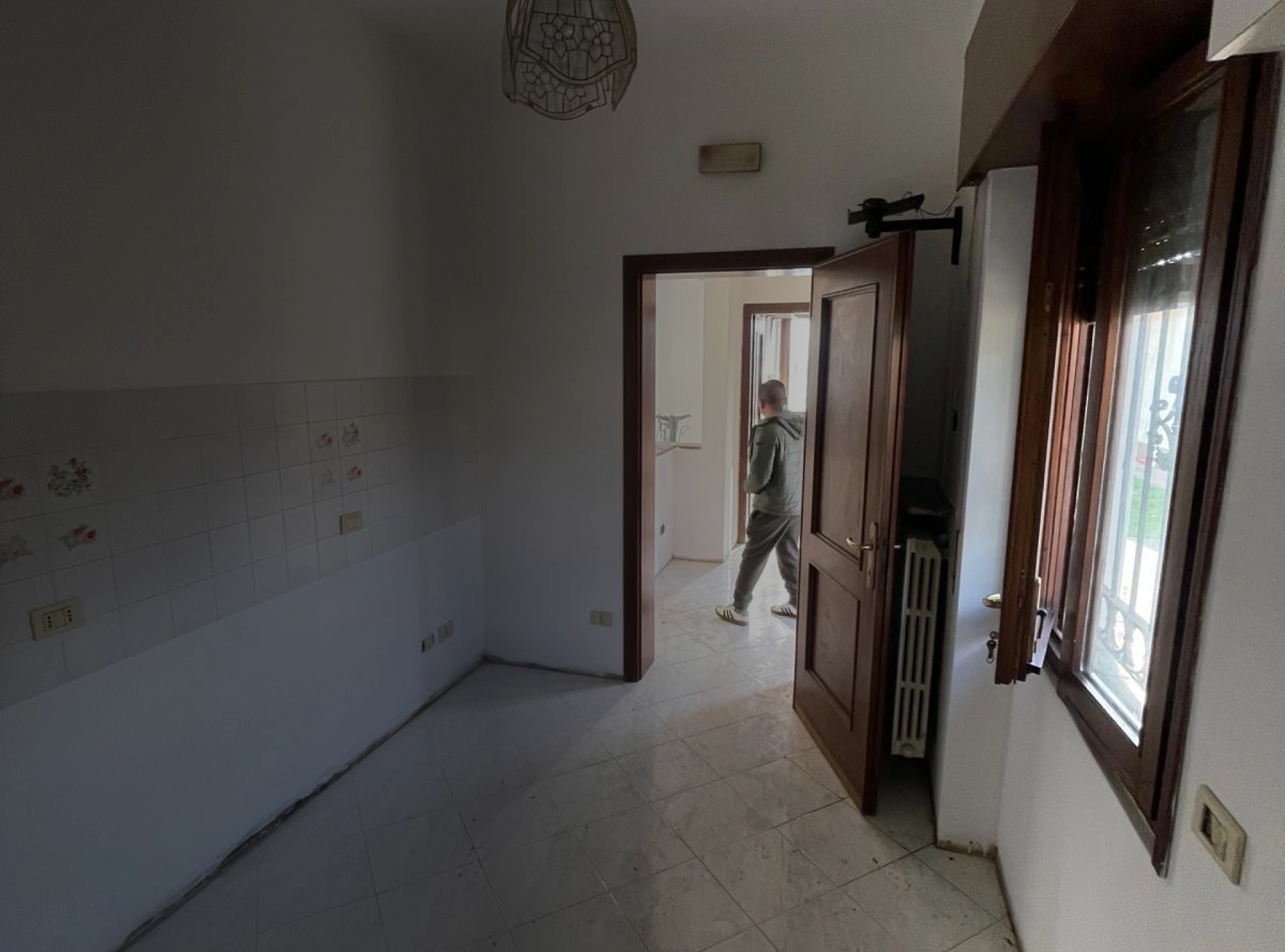 Cucina vuota e sanificata dopo lo sgombero per il Comune di Prevalle