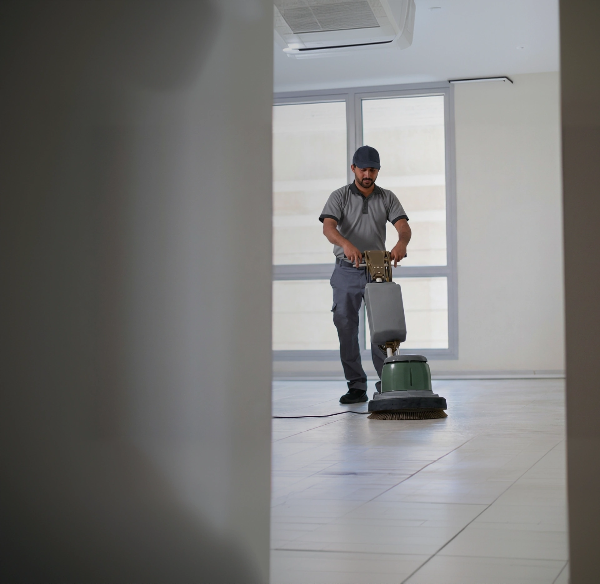 Operatore lucida il pavimento di un ufficio con monospazzola professionale