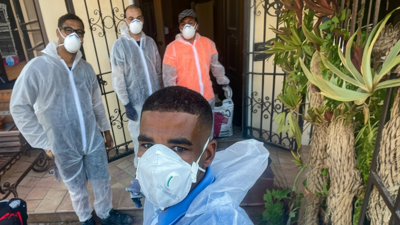 Squadra Pulidream con tute protettive e mascherine per la rimozione di rifiuti biologici e organici